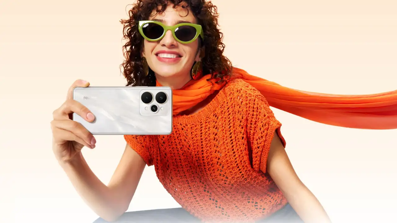 फ्लोइंग सिल्वर वेरिएंट में Realme 15 5G मॉडल के हाथ में